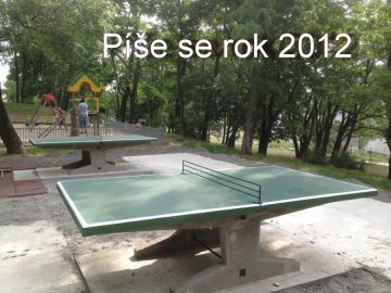 Měníme historii a nahrazujeme dosluhující betonové stoly moderními - Park Parukářka Praha 3 - Žižkov