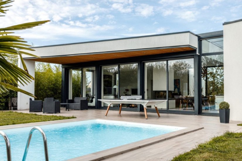 CORNILLEAU: Lifestyle Outdoor, bílý rám / černý povrch hladký